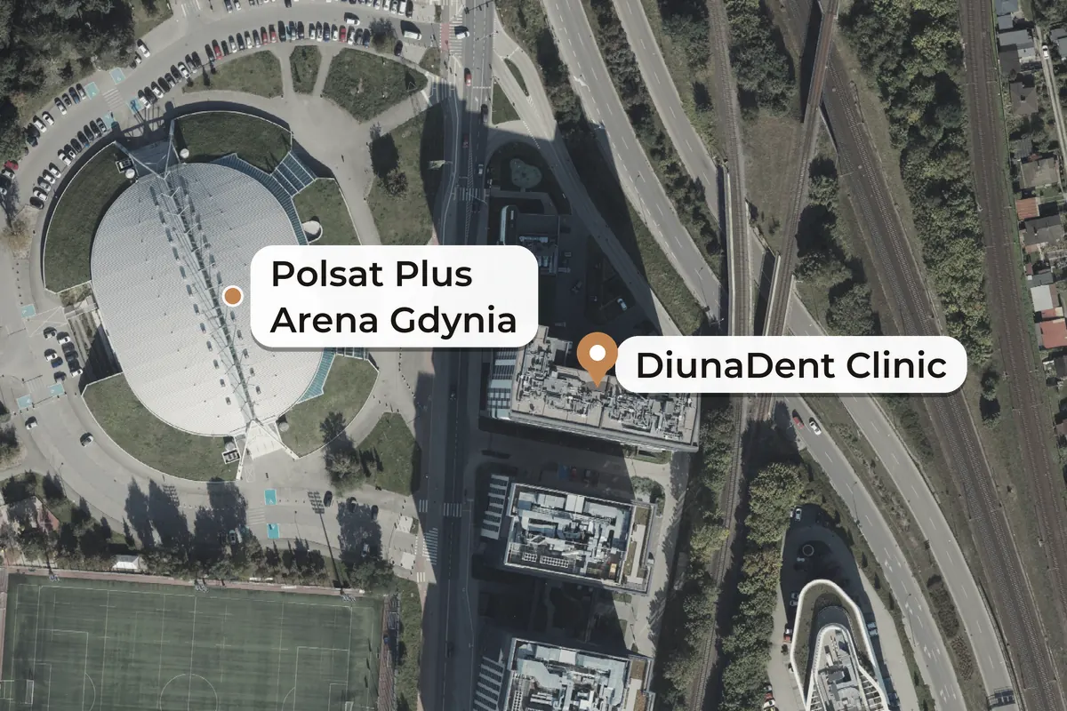 Zdjęcie lotnicze: apartamentowiec Modern Tower z siedzibą DiunaDent Clinic, a po drugiej stronie ulicy hala widowiskowo-sportowa Polsat Plus Arena Gdynia